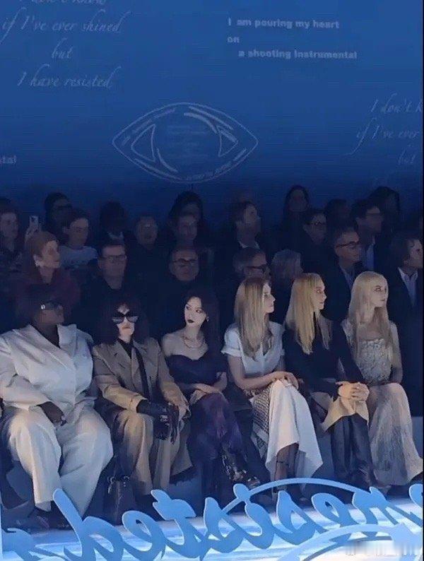 周也的头到底有多小啊，在人群中直接小了一圈儿 ​​​