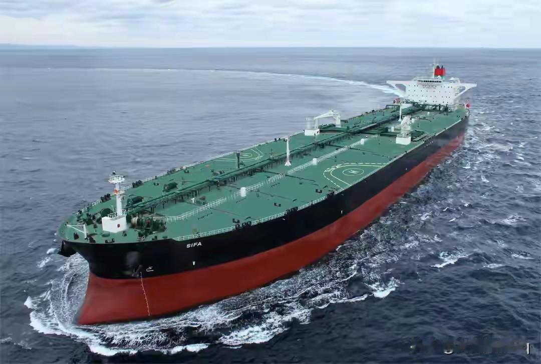 美国似乎不怕？
网络上有消息传闻说，由于霍尔木兹海峡被重重封锁和收费，大批超级油