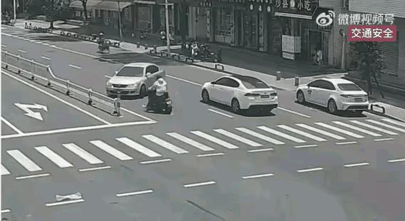 摩托车路口超速撞上违规掉头汽车，骑手空中旋转重重落地。这起事故发生在某路口，摩托