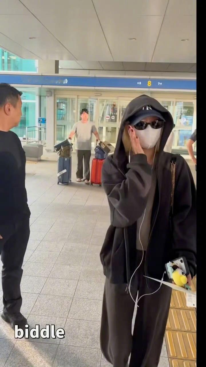 爆笑名场面来袭粉丝当着朴彩英的面激情开唱APT！直接把本人唱到害羞躲闪，堪称i人