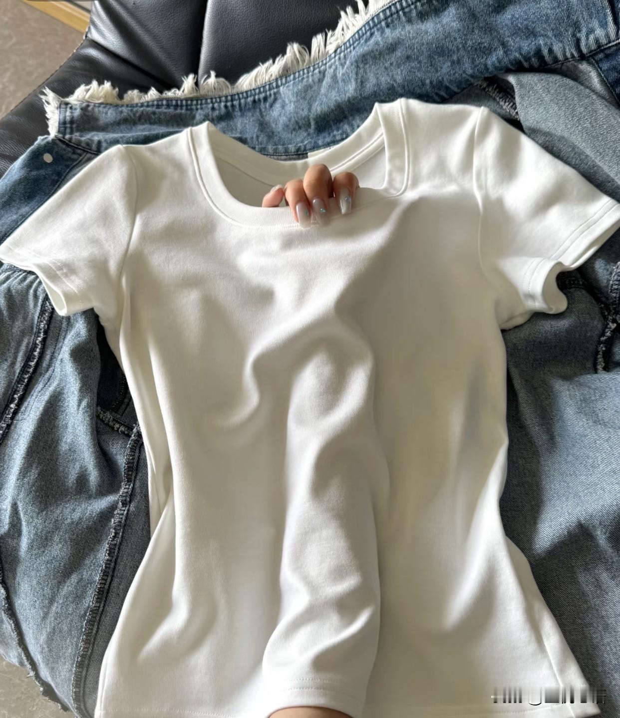 福建人：我们的短袖比羽绒服耐用！

谁懂啊！福建这天气太离谱了！
4月就套短袖，