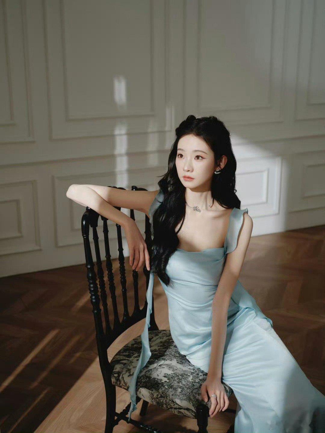 不知道 张艺凡的身材很曼妙 蓝色裙造型的张艺凡太绝了！波浪裙带勾勒曼妙曲线，花园