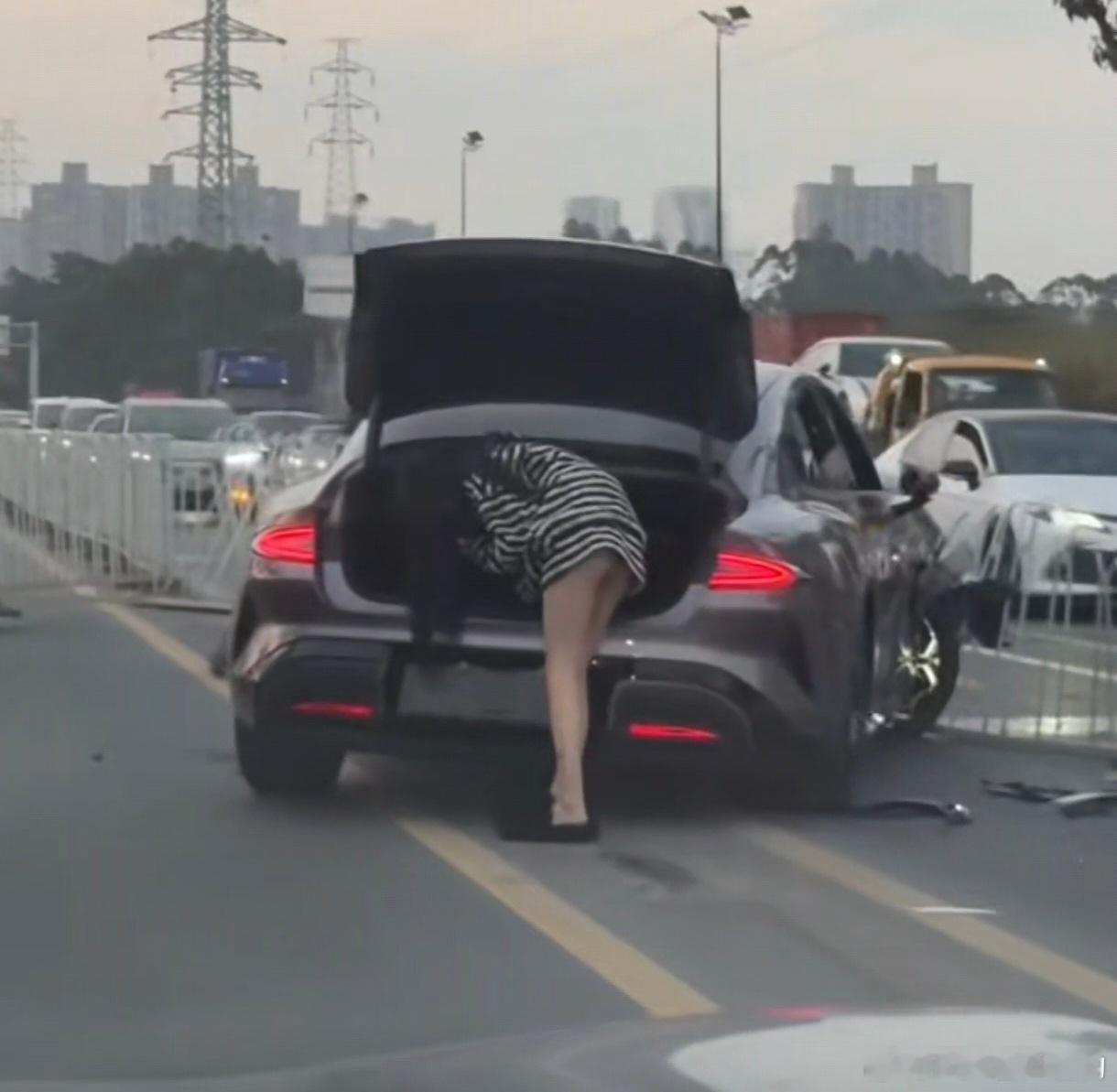 开车不要急早高峰拥堵人容易上火 