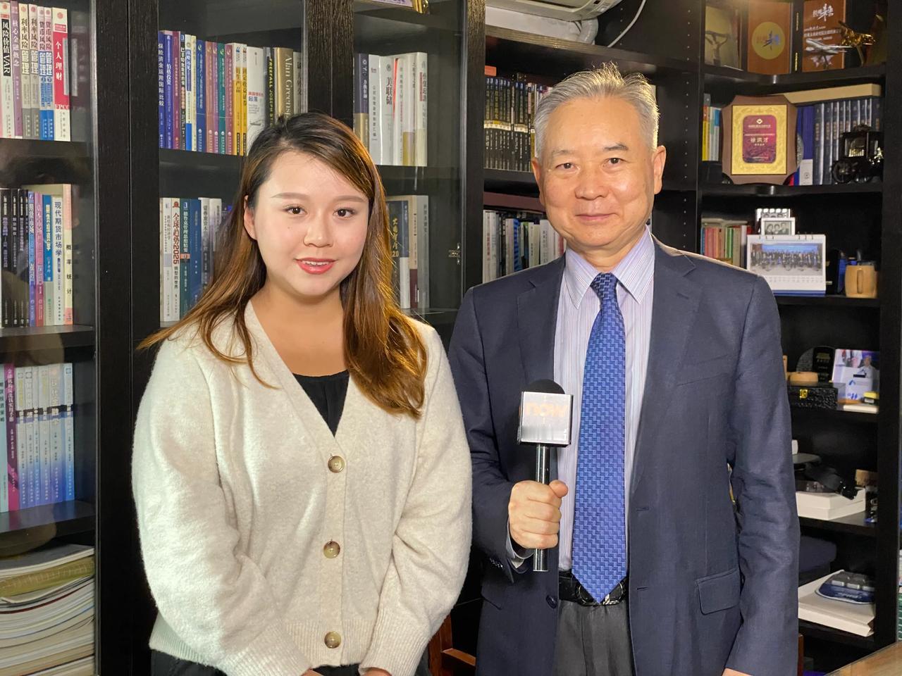 接受香港Now电视台专访，谈美国总统大选及其对中美关系的影响。接受香港《文汇报》