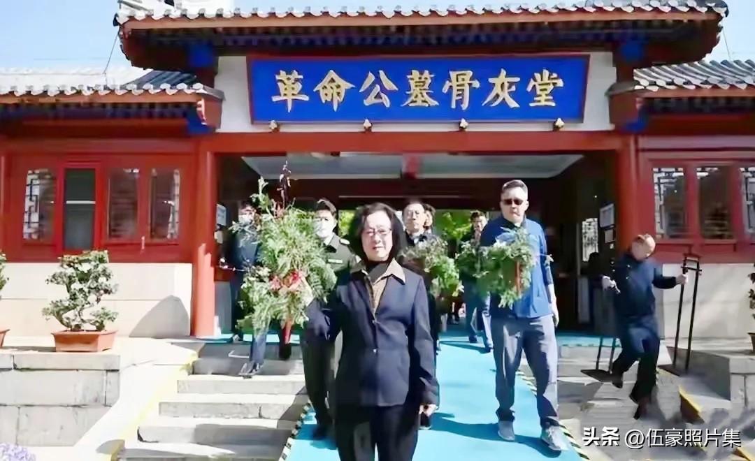 2024年，原工程兵司令员陈士榘上将的第二任夫人已72岁的李峥（前）前往北京八宝