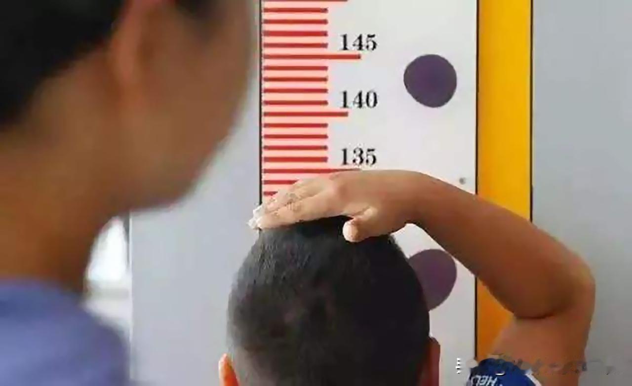 男孩有以下特征暗示骨骺线将闭合，可能要停止长高了！

第一、身高长期不变
孩子身