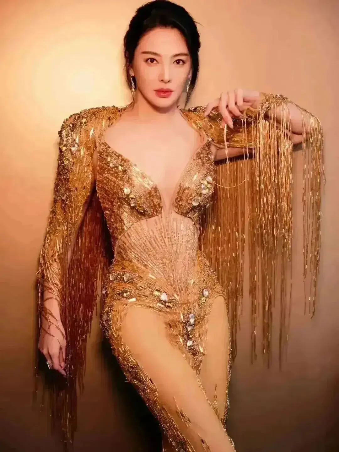 张雨绮透视装亮相，曲线曼妙。