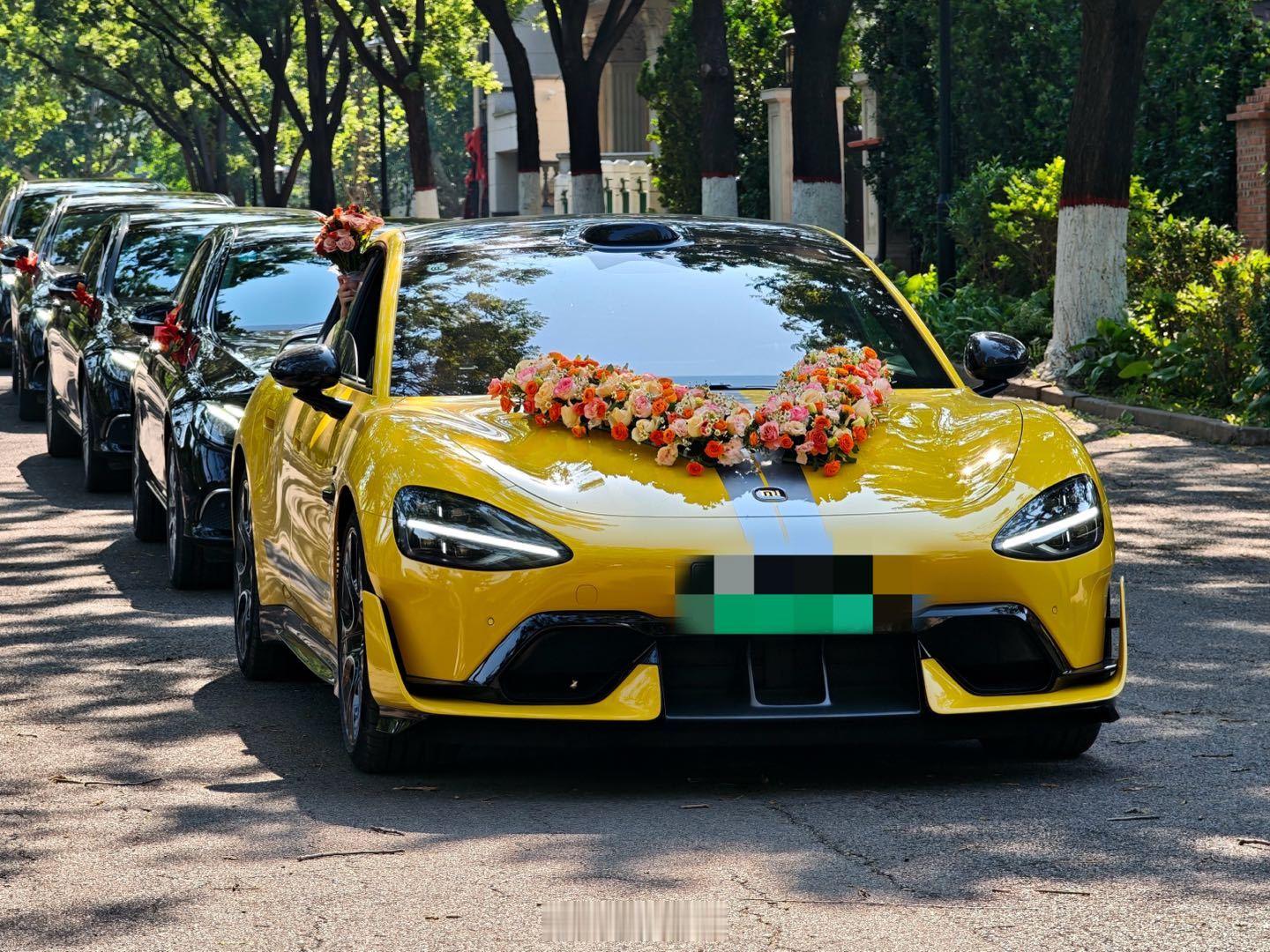 一代人有一代人的婚礼头车 婚礼头车这事儿，没想到变化这么快！以前是大奔、宾利小劳