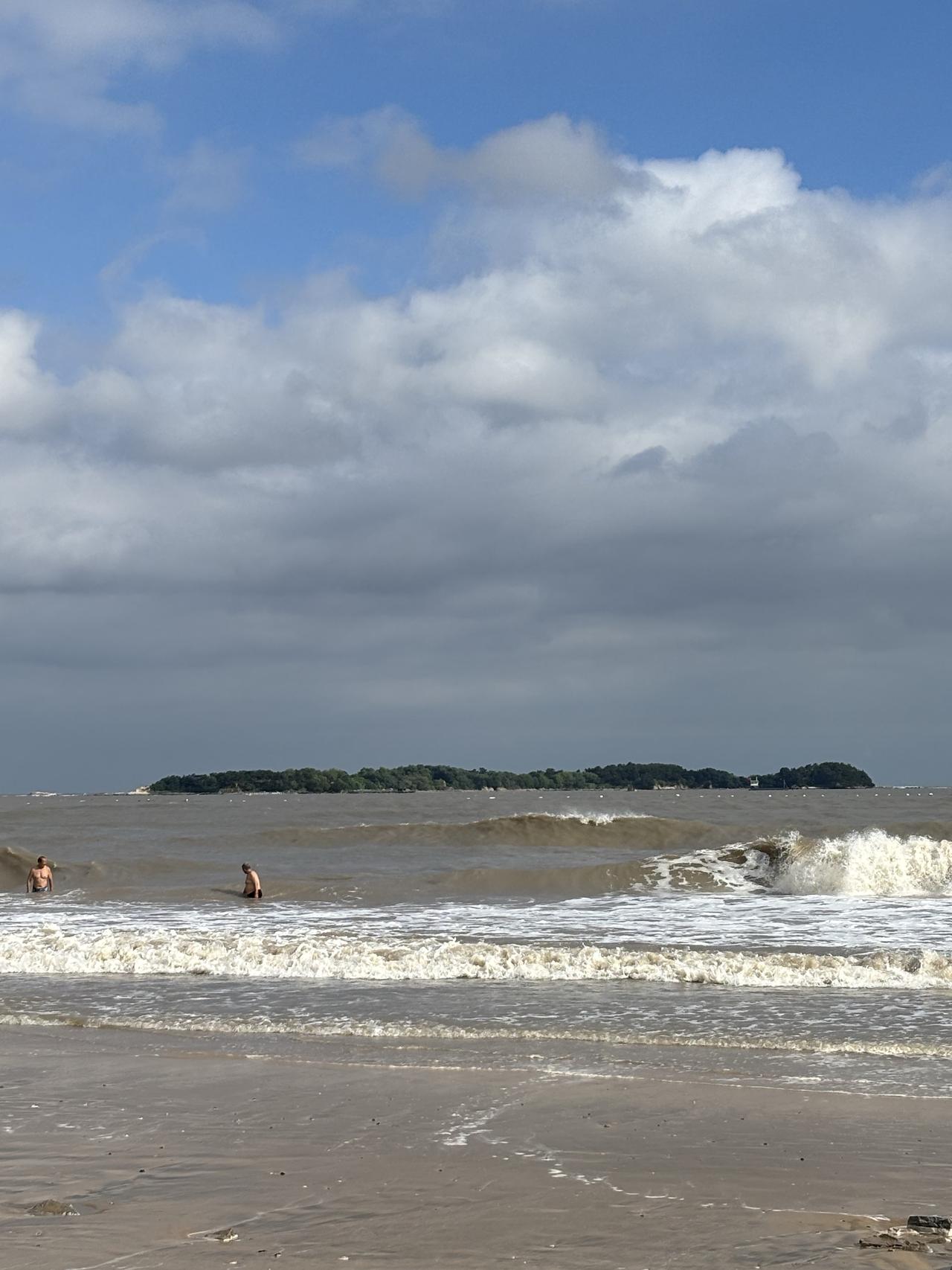 说到海浪，那可真是大自然的杰作。最近去威海银滩海边旅游，亲眼见到海浪的那一刻，我