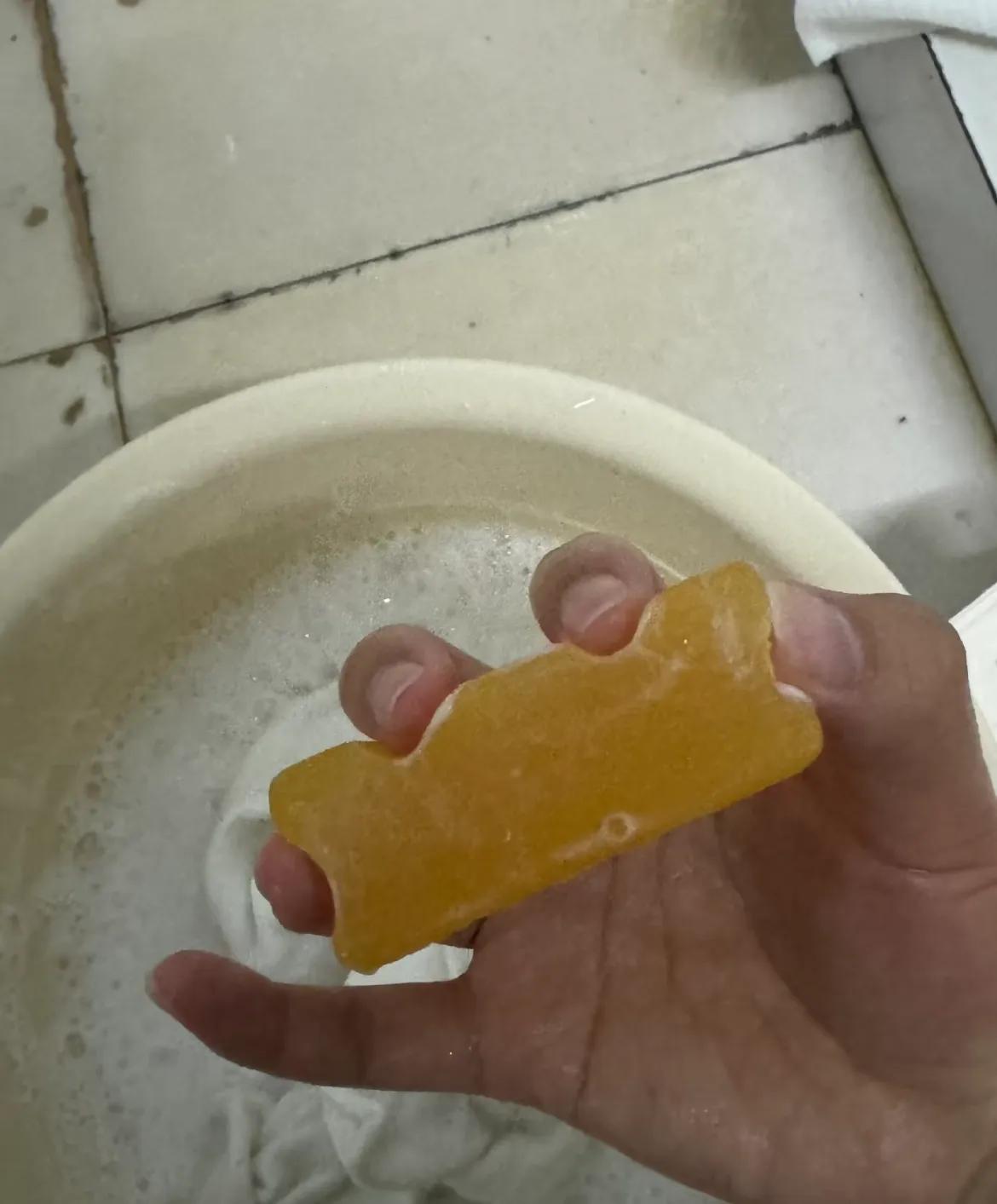 好像发现了肥皂的正确用法！！！！！
长久以来，我一直对肥皂上那四道沟感到困惑
最