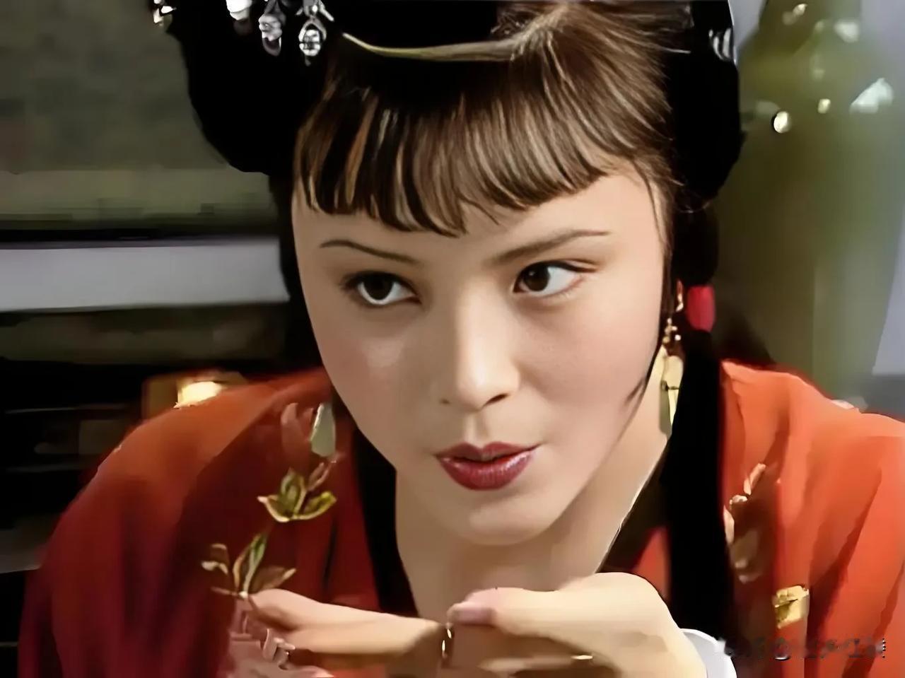 贾敬的葬礼期间，尤二姐尤三姐来到宁国府帮忙。
于是就牵扯到了这样一些问题需要解决