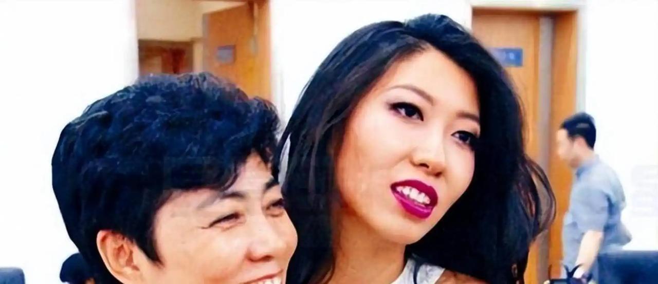 曲婉婷在镜头前哭惨，说自己确诊乳腺癌，脑子一片空白，一个人躺在加拿大，连个端水的