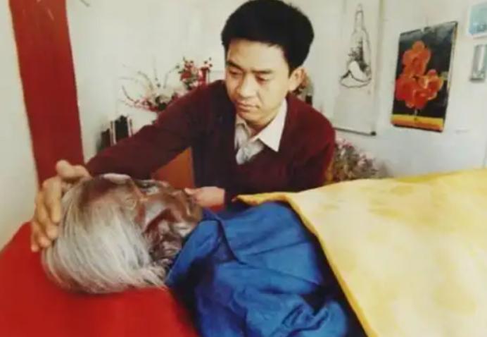 1992年，88岁老奶奶耐心地叮嘱孙子说：我死后，一定要好好保存遗体，将来会出现