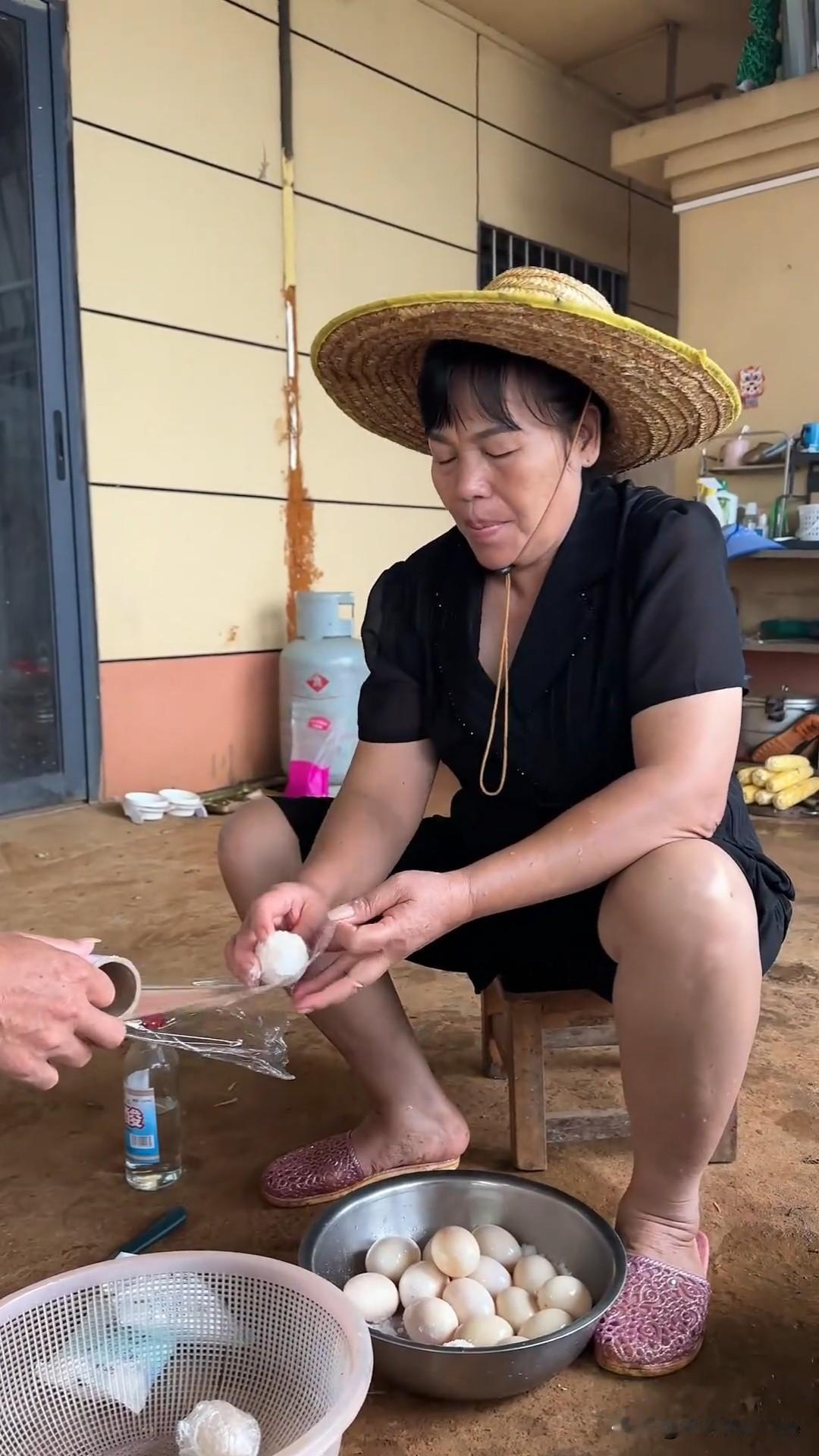 7月14日，婵宝爸爸分享生活日常vlog。视频中，全妈一身黑色穿搭，头戴草帽，衣