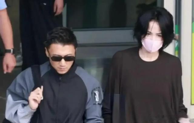 谢霆锋西安演唱会王菲低调陪同，机场牵手细节曝光，成年人爱情最好的模样 