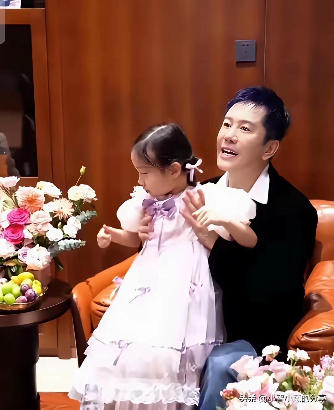 这是90年代跟杨钰莹一样出名的大帅哥，他是那个年代颜值最高的一位歌手，可惜岁月不