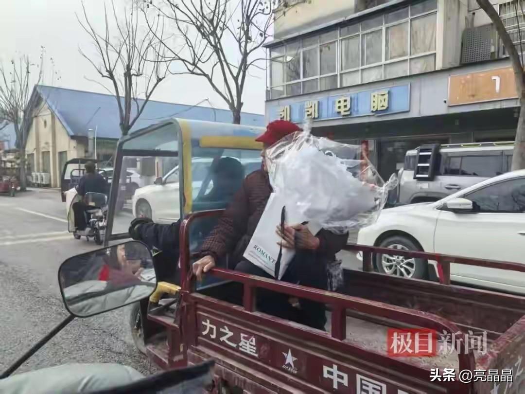 羡慕哭了！武汉，一七旬大爷开着三轮车，载老伴去买花过妇女节，老伴抱着花坐在车上笑