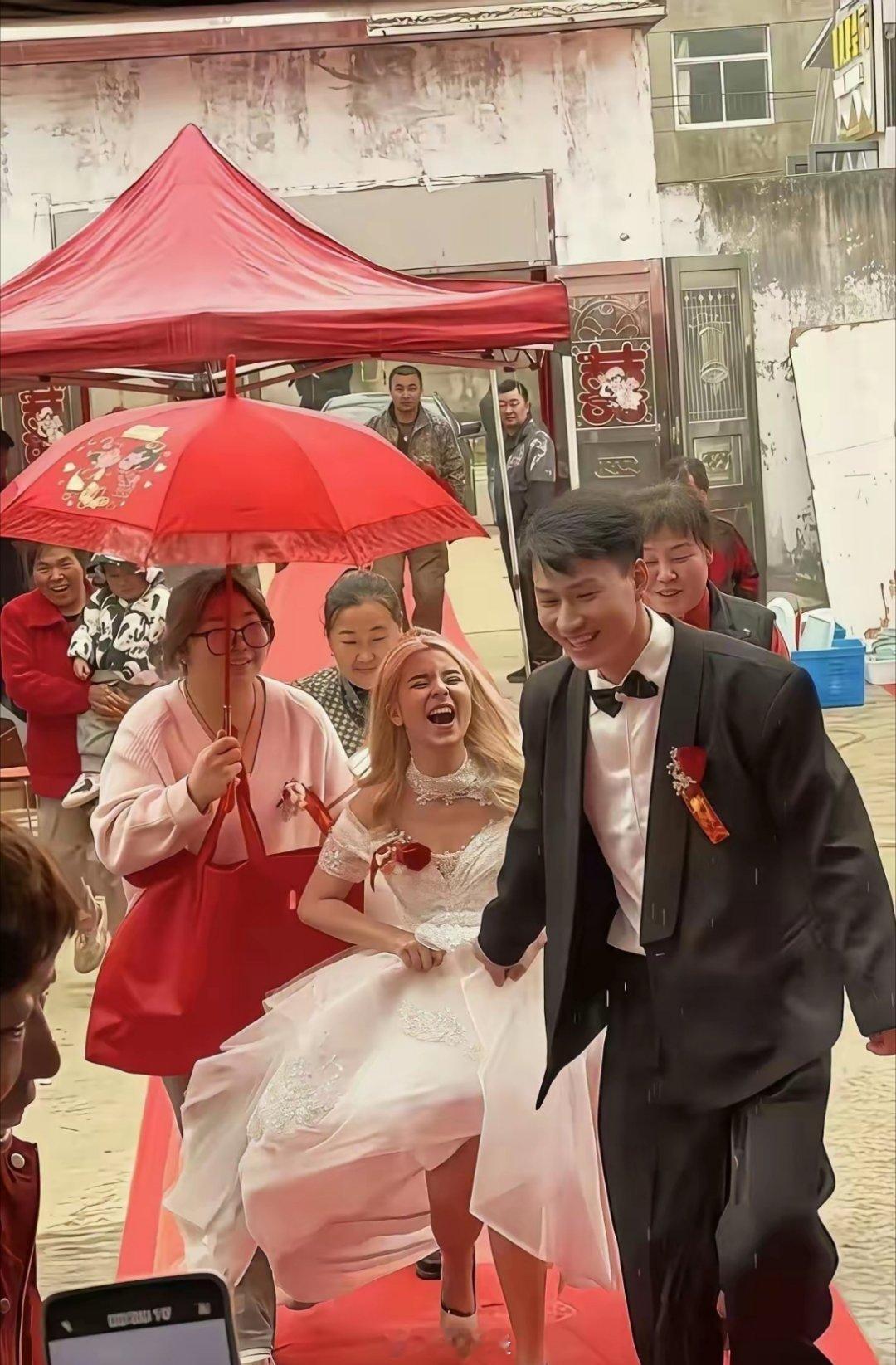 摩洛哥新娘火爆全网一切有迹可循。这是网友4月份发的，然后5月份摩洛哥新娘灿烂的笑