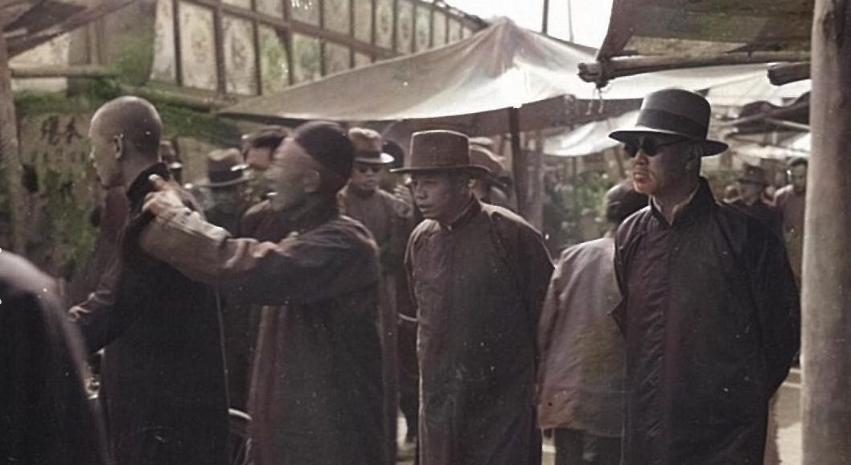 1949 年的上海，赫赫有名的商人丁永福，把自家的洋房全卖了，换成了美金。旁人都