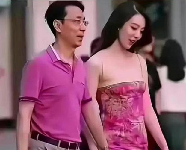 “太荒诞了！”重庆，一位大老板看上了自己公司里年轻帅气的男下属，但这个男子已经结