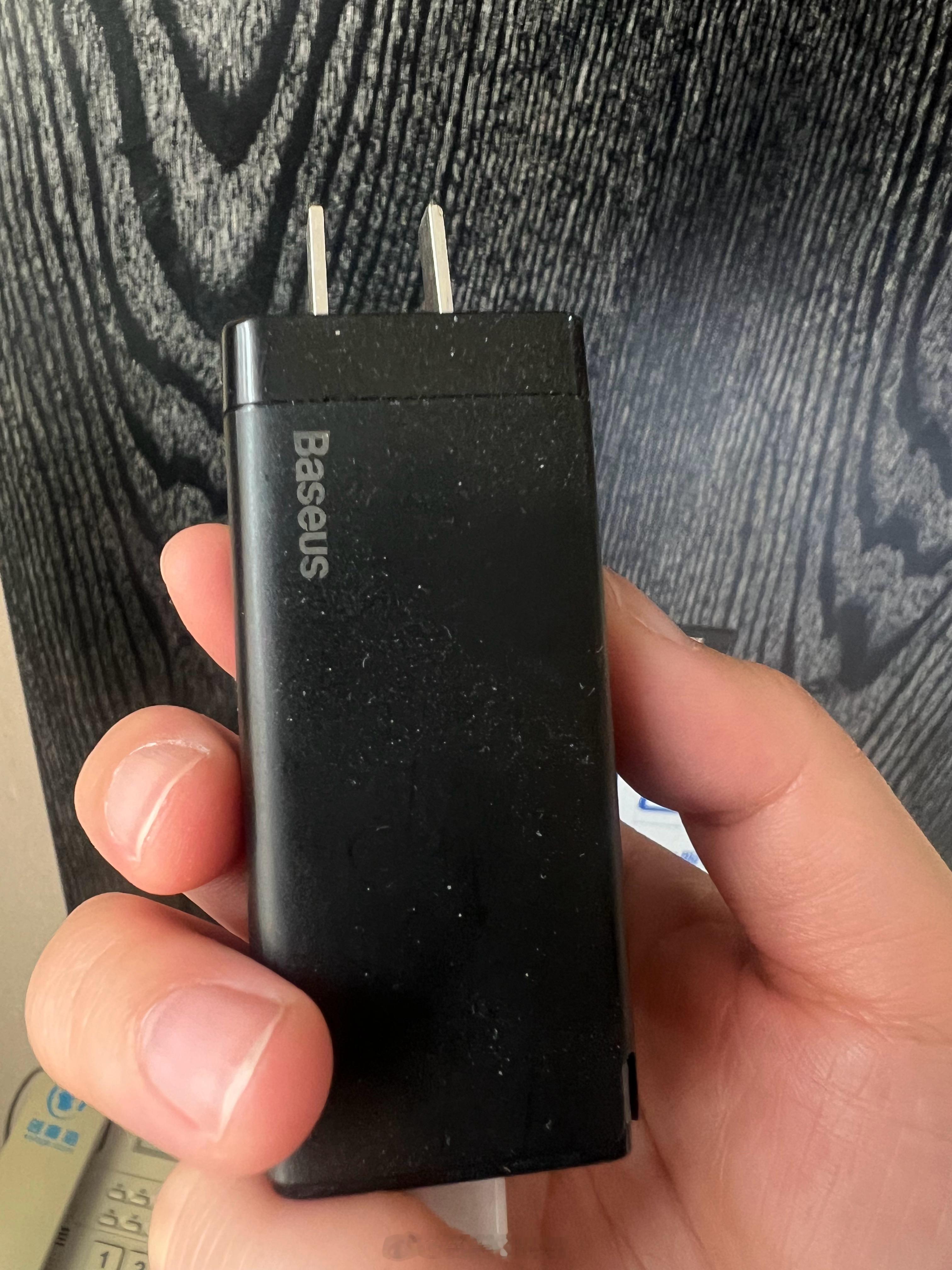 和田，风沙很大的城市，放了一晚上的插座，可以明显摸到风沙的颗粒感，电脑放在玻璃台