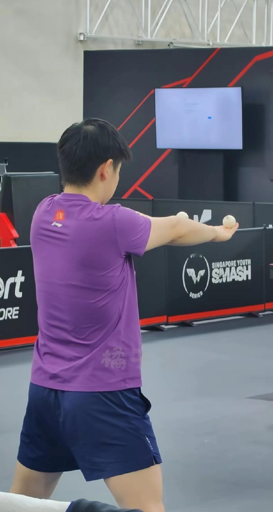 莎莎这平衡术，谁看了不迷糊！😆
 
新加坡大满贯的训练馆里，莎莎又整新活了！