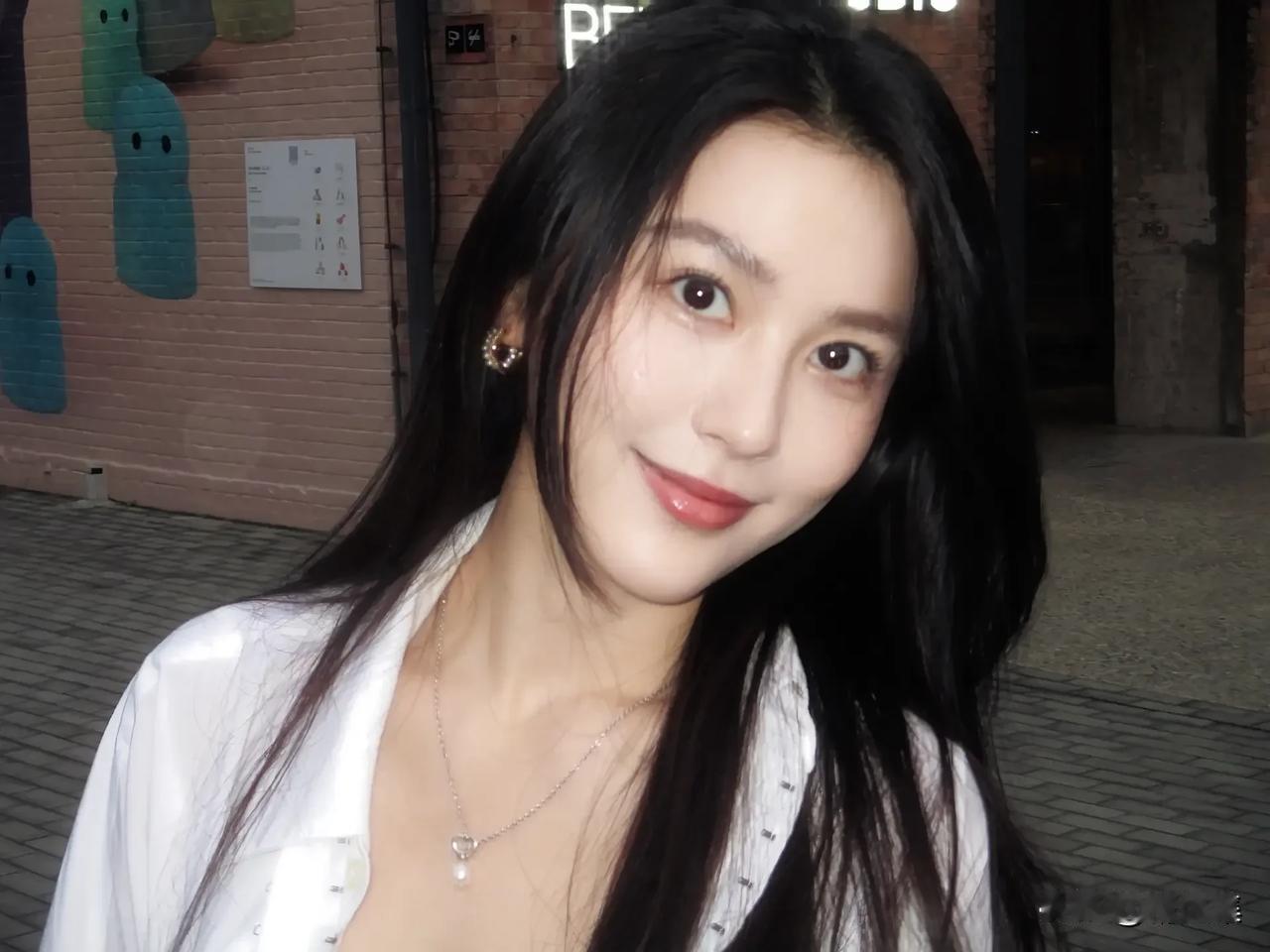 甜美笑容，时尚穿搭，魅力四射！