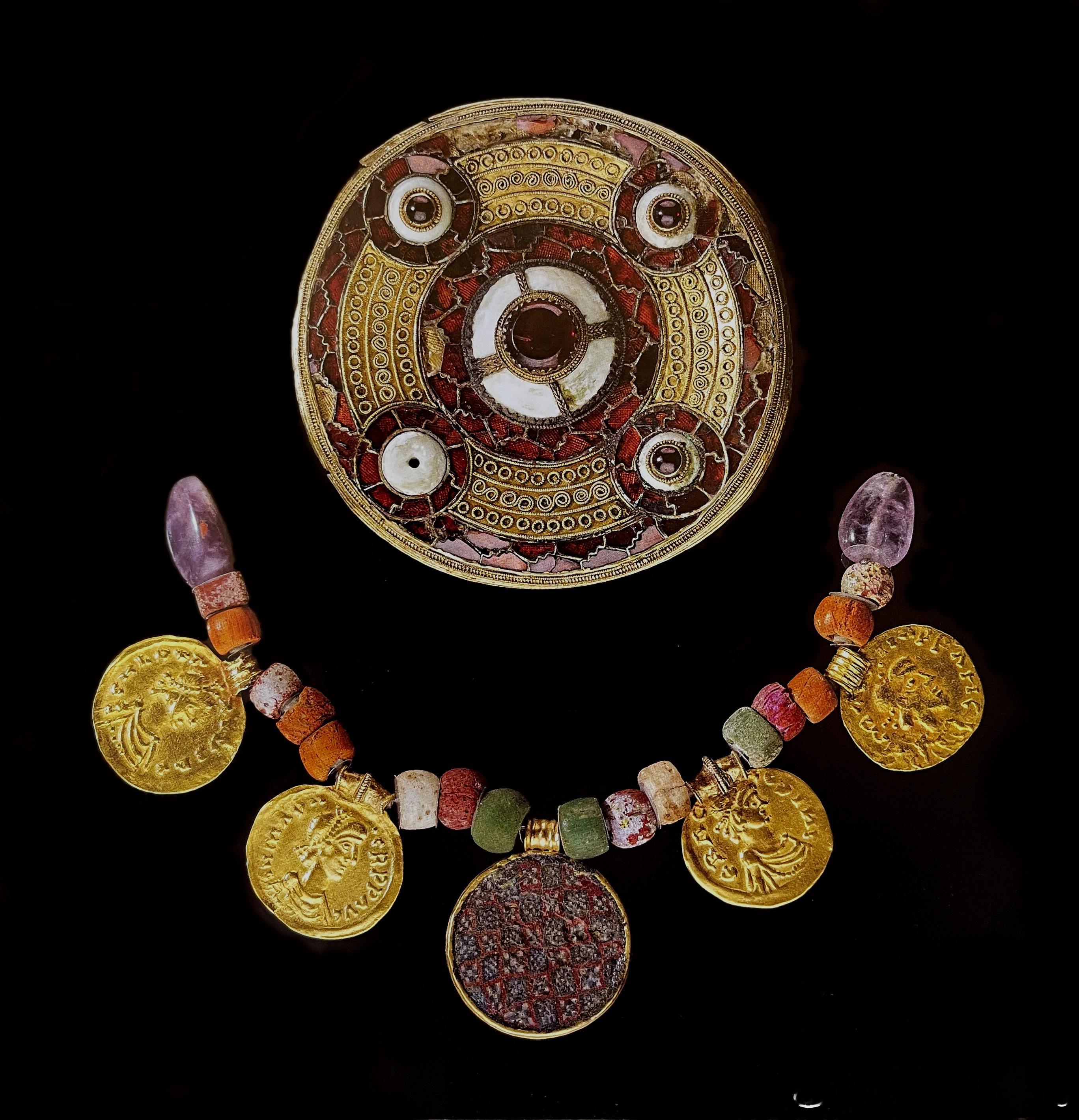 中世纪早期艺术  Early Medieval Art  盘形胸针和项链保存最为