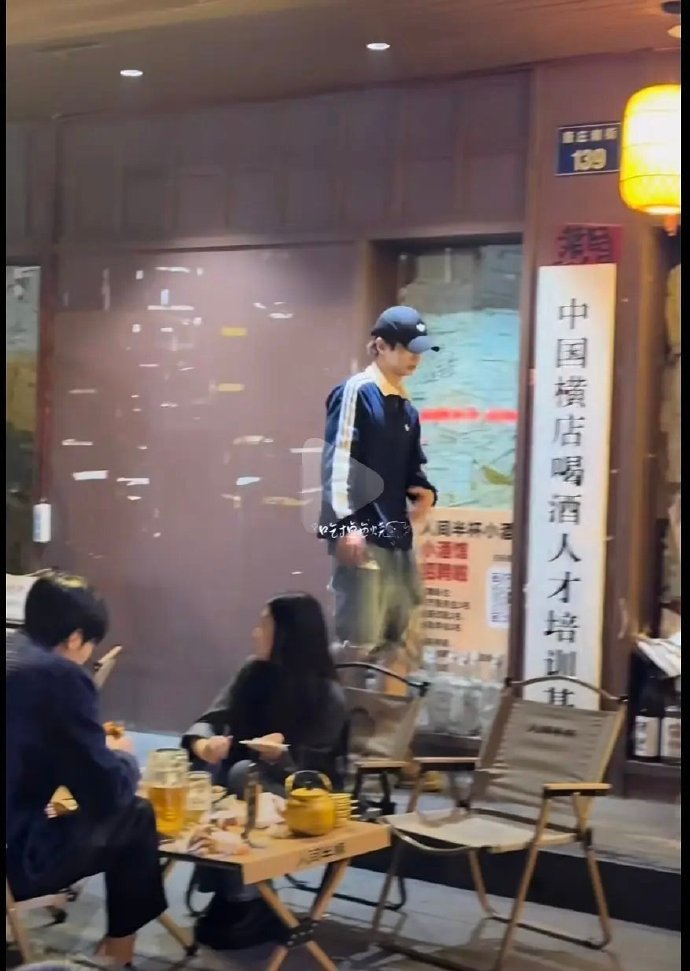 何与公共场所吸烟何与在公共场所吸烟何与公共场所吸烟，这不好吧。。。 