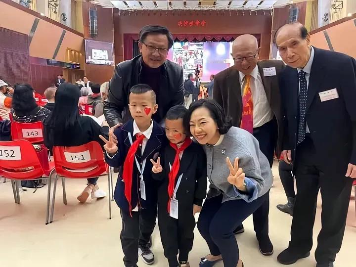 香港小朋友，红领巾戴起来！！[赞][赞]