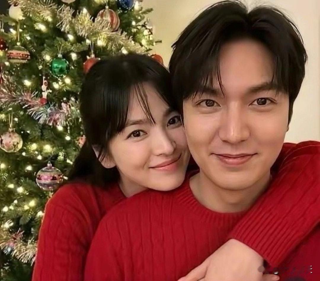 宋慧乔李敏镐圣诞封面杀疯了！红毛衣同框氛围感拉满，眼神默契封神 ​​​。