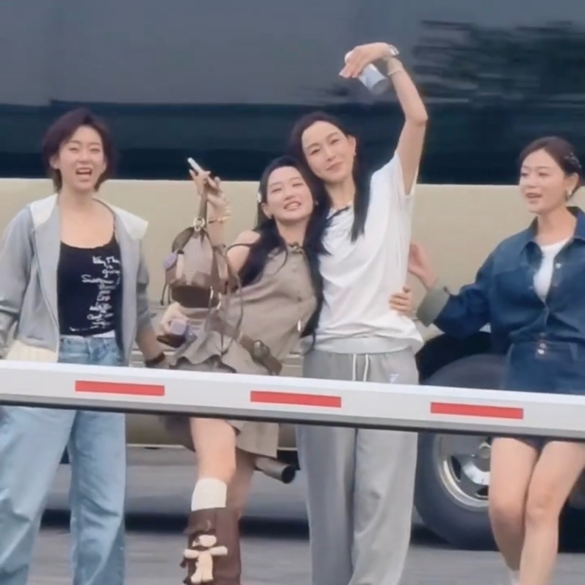 范玮琪何宣林浪姐上班互亲范玮琪何宣林互亲脸颊范玮琪何宣林亲了浪姐真的让好多人都交