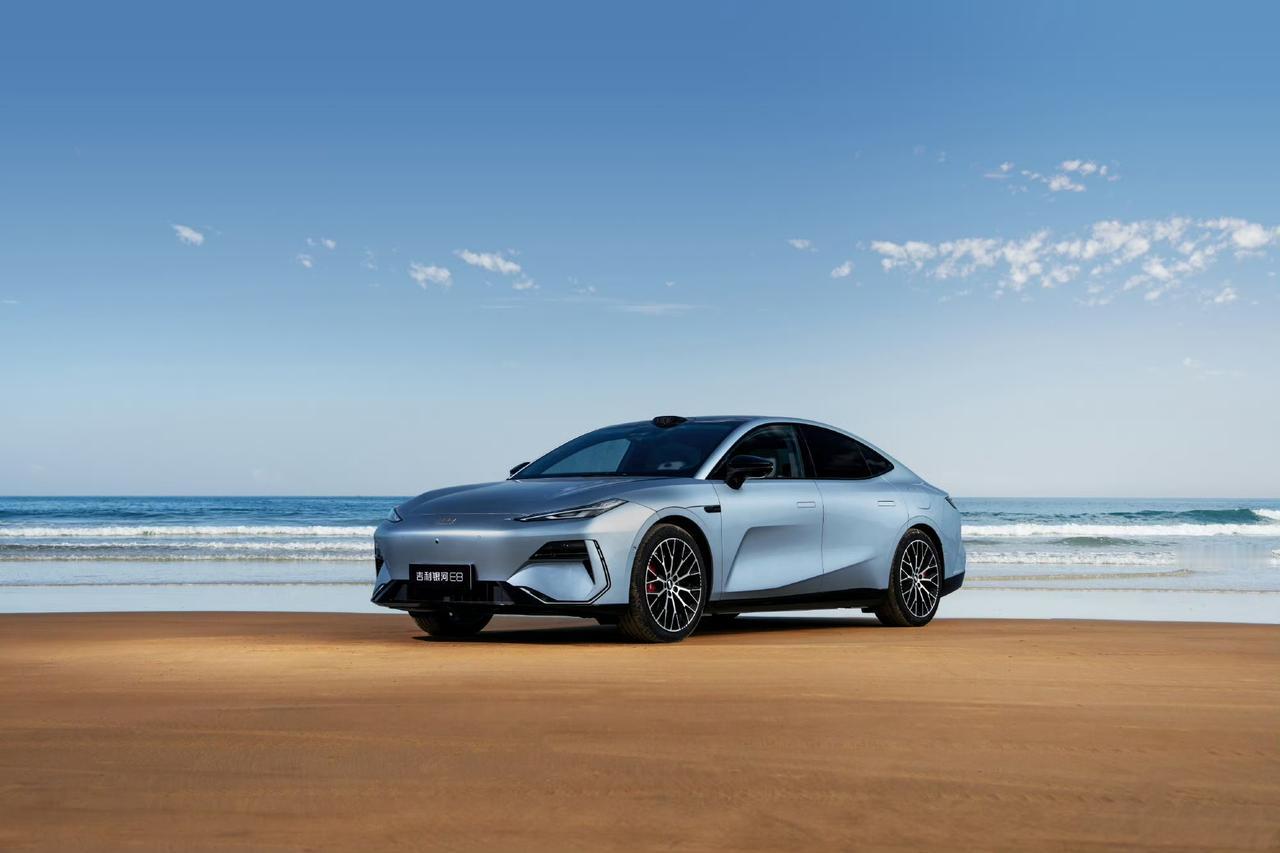 2025年国产汽车集团销量排行：

1. 比亚迪汽车集团：455.8-460.2