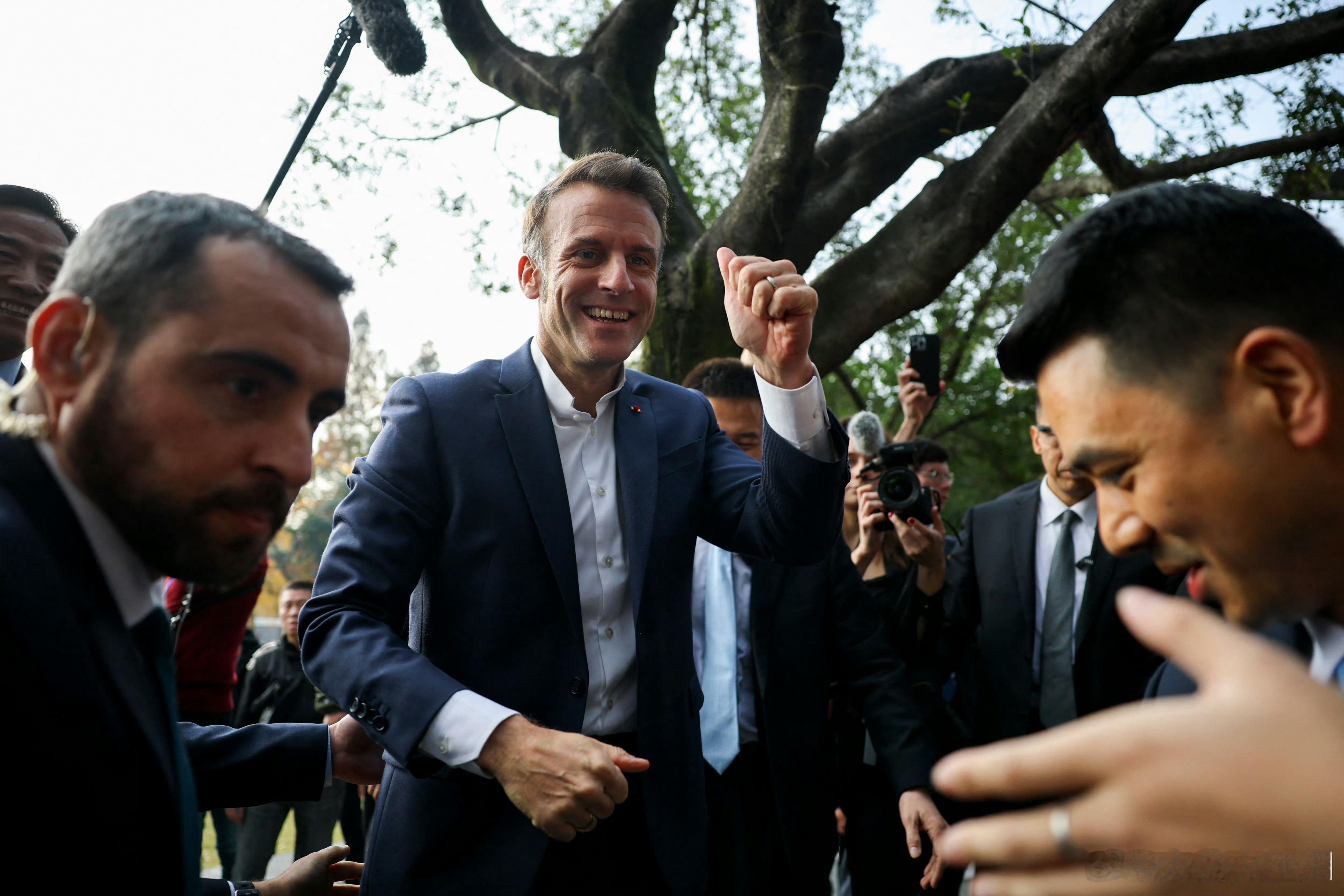 马克龙访问四川大学 看图1 和2压不住的嘴角啊心想：这才是当总统的感觉