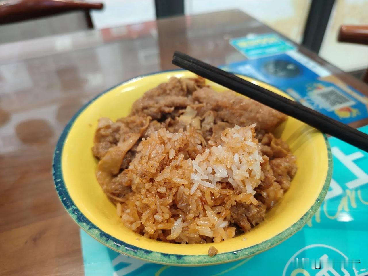渣肉是什么肉？中午又吃美了

这两天酒店前台服务员常给我推荐“小高蒸饭”，就在步