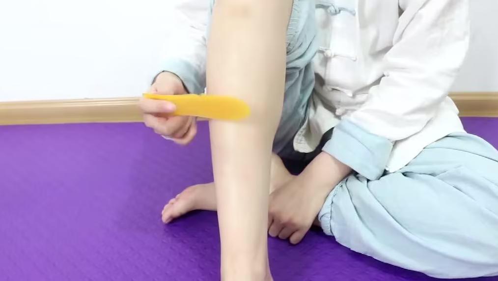 56岁大妈每天坚持用刮痧板刮腿，一年后体检，医生都惊讶了

“我原来连超市都不愿