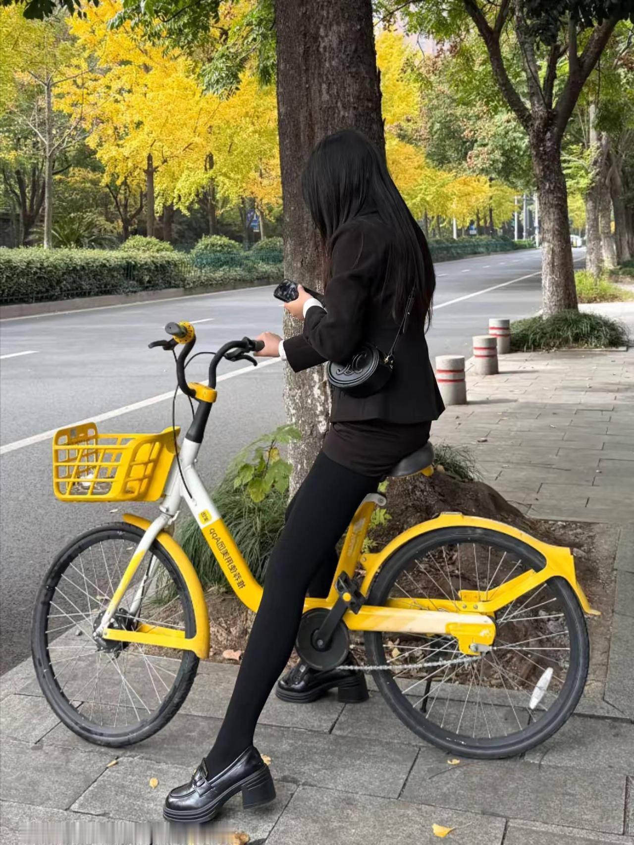 又到了穿厚黑的季节了。没想到时间过得这么快一下子又入秋了，又可以穿厚黑美学了～