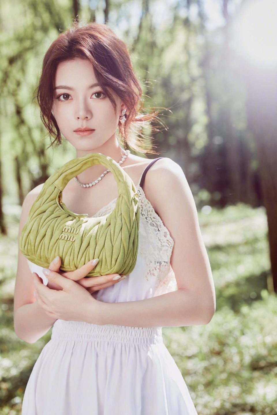 赵今麦身着绿野仙踪白裙，Miu Miu大片中似误入魔法秘境，裙摆随风轻扬，明媚笑