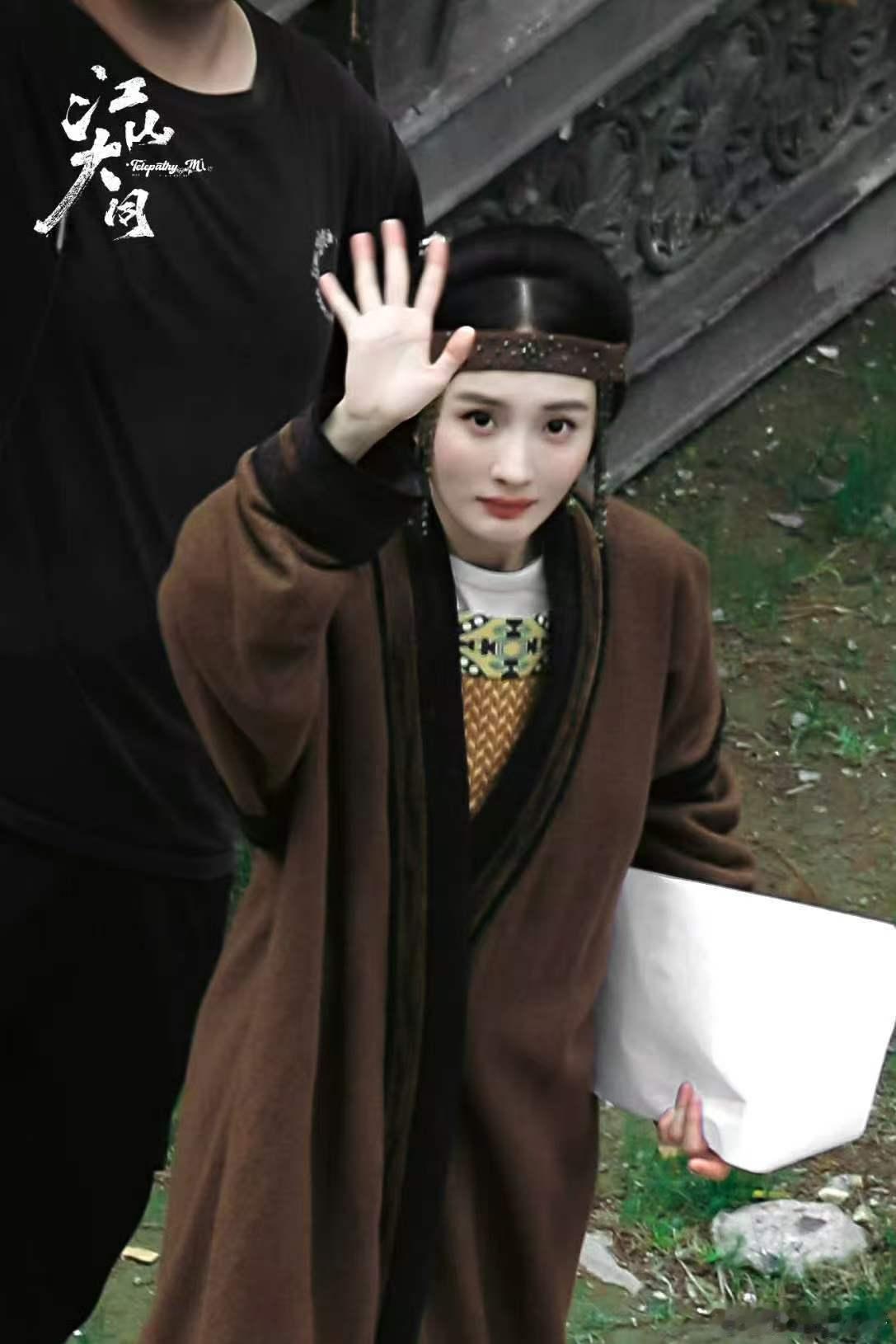 杨幂注意到代拍的粉丝会特意从伞下走出来真诚回应打招呼，让粉丝注意安全。她真的好温
