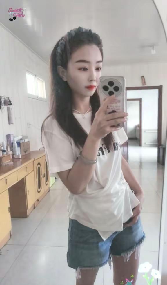 最无助的时候，一个人坐了很久，想了很多事，真真切切体会到生活的无力感，好多人和事