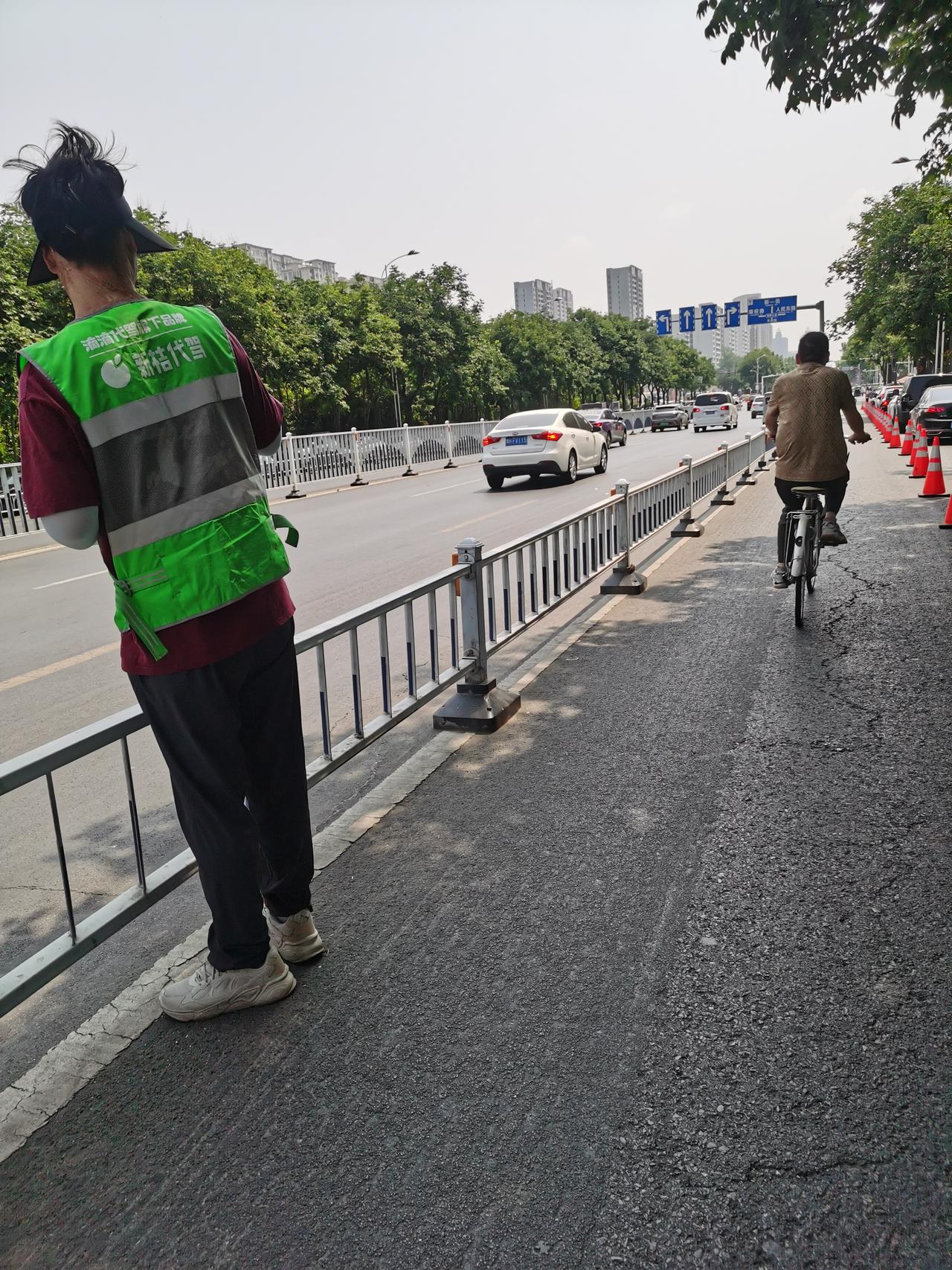 “胖东来！”老兵代驾师傅向路边汽车一面招手，一面大声招呼。
胖东来三胖店北临平原