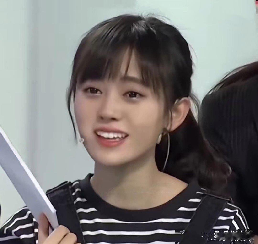 鞠婧祎以前美得很真实，现在美得高攀不起！ ​​​