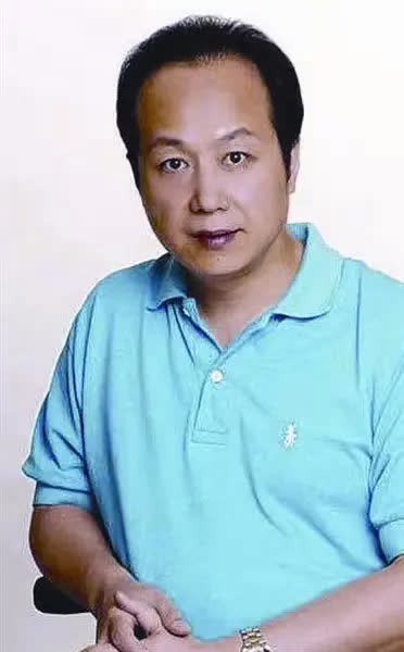 著名主持人罗京，去世多年后，母亲患上老年痴呆，妻子带着儿子改嫁了一位富商，可是儿