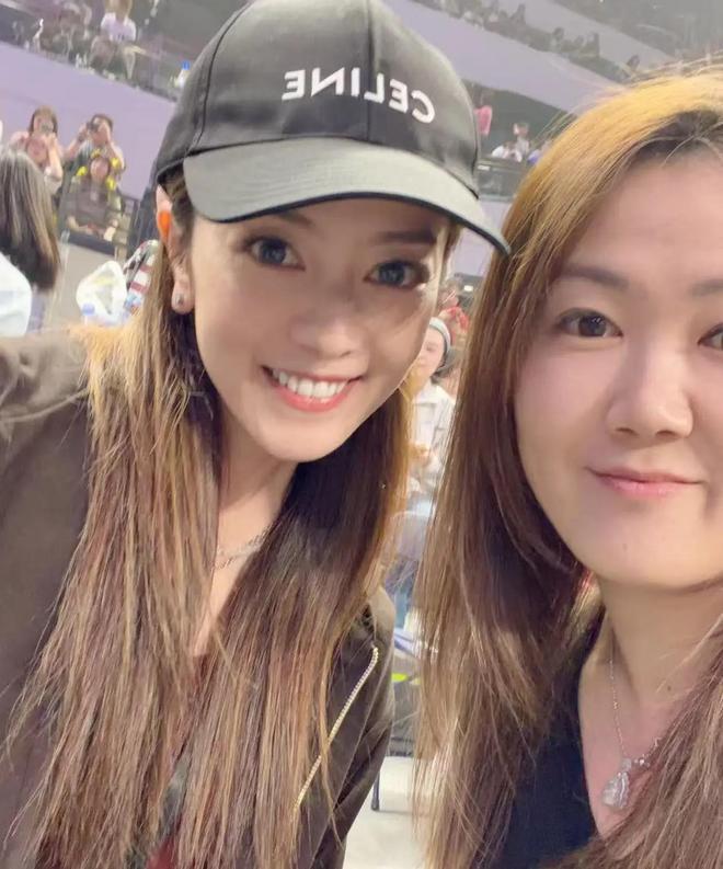 看到周渝民老婆，终于知道他为什么藏着掖着了！
今日周渝民演唱会，妻女现身加油，照