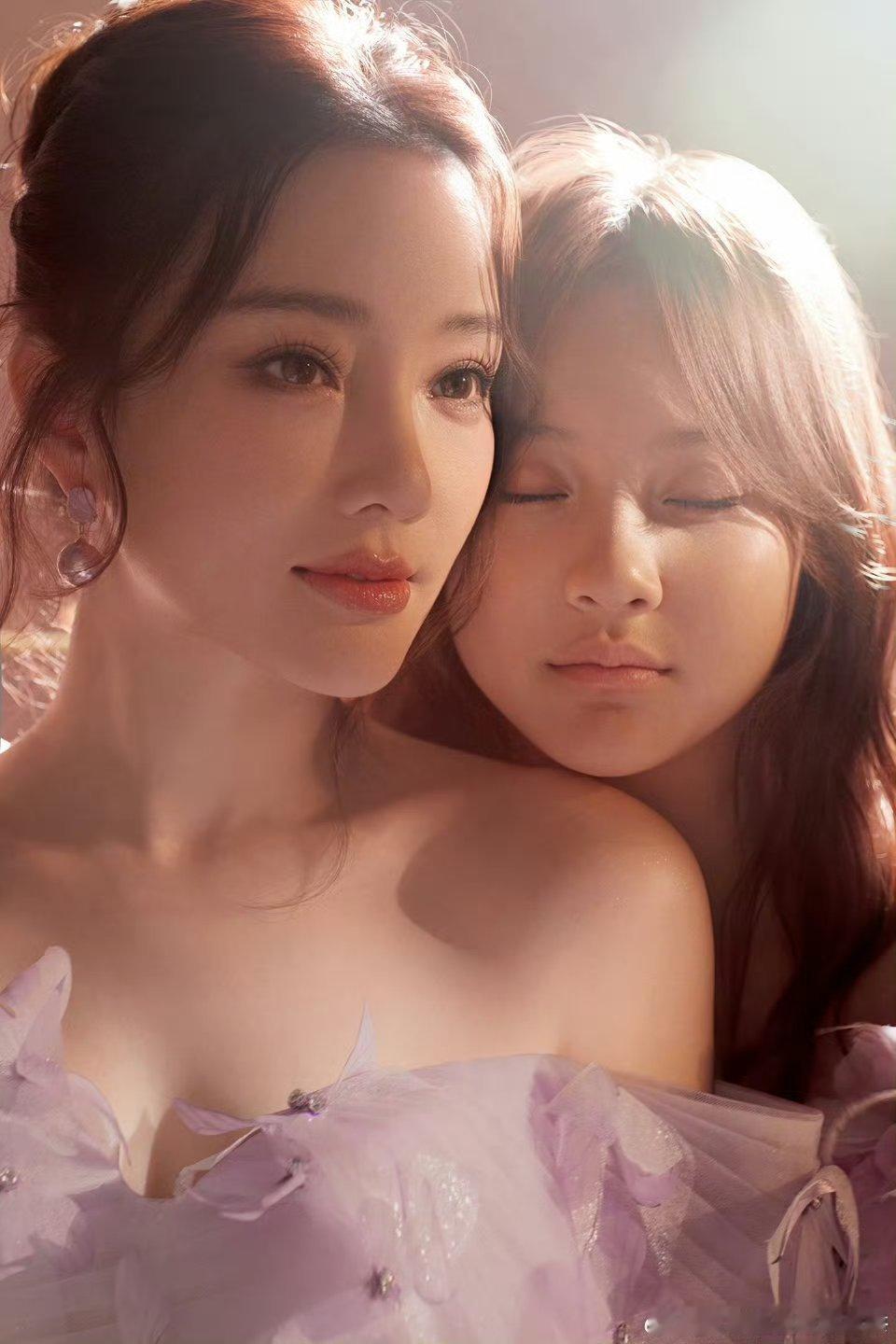 甜馨13岁生日照，感觉长大好多啊 ​​​ 乖乖女儿变成小美女了有一种 ​​​