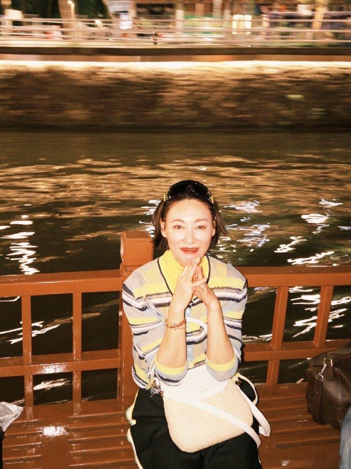 惠英红也用上高颅顶神器了 没想到气场十足的红姐私下也懂变美小技巧！出门游玩把墨镜