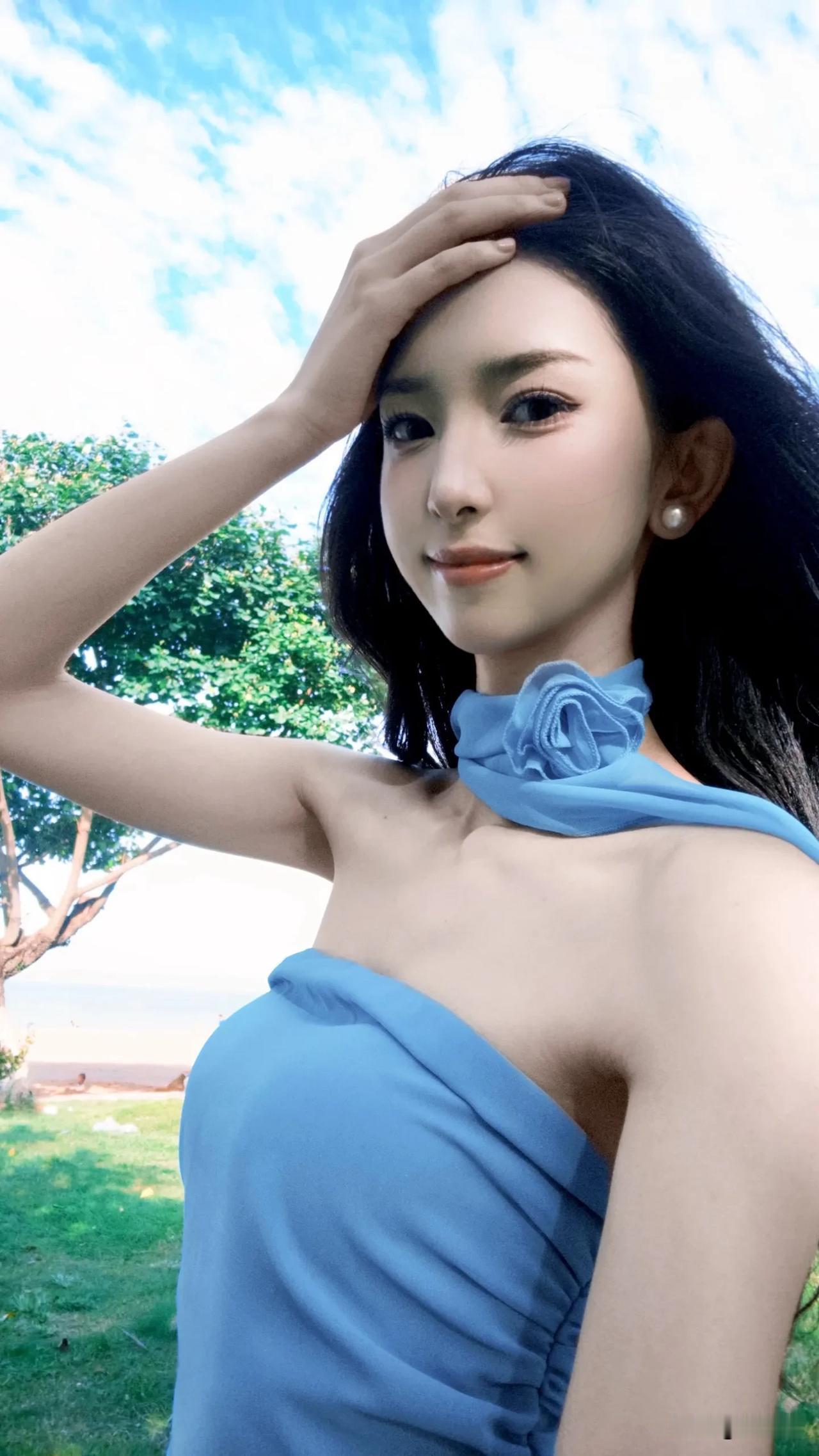 碧海潮生处，美人倚天立。