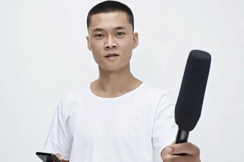 这阿婆半年给男主播狂刷330万的事儿，真让人又气又心疼。330万啊，多少家庭一辈