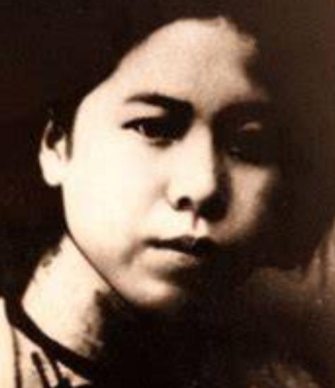 1947年除夕夜，特务将杨虎城的妻子谢葆真捆绑住，随后将粗大的针头狠狠地插进她的