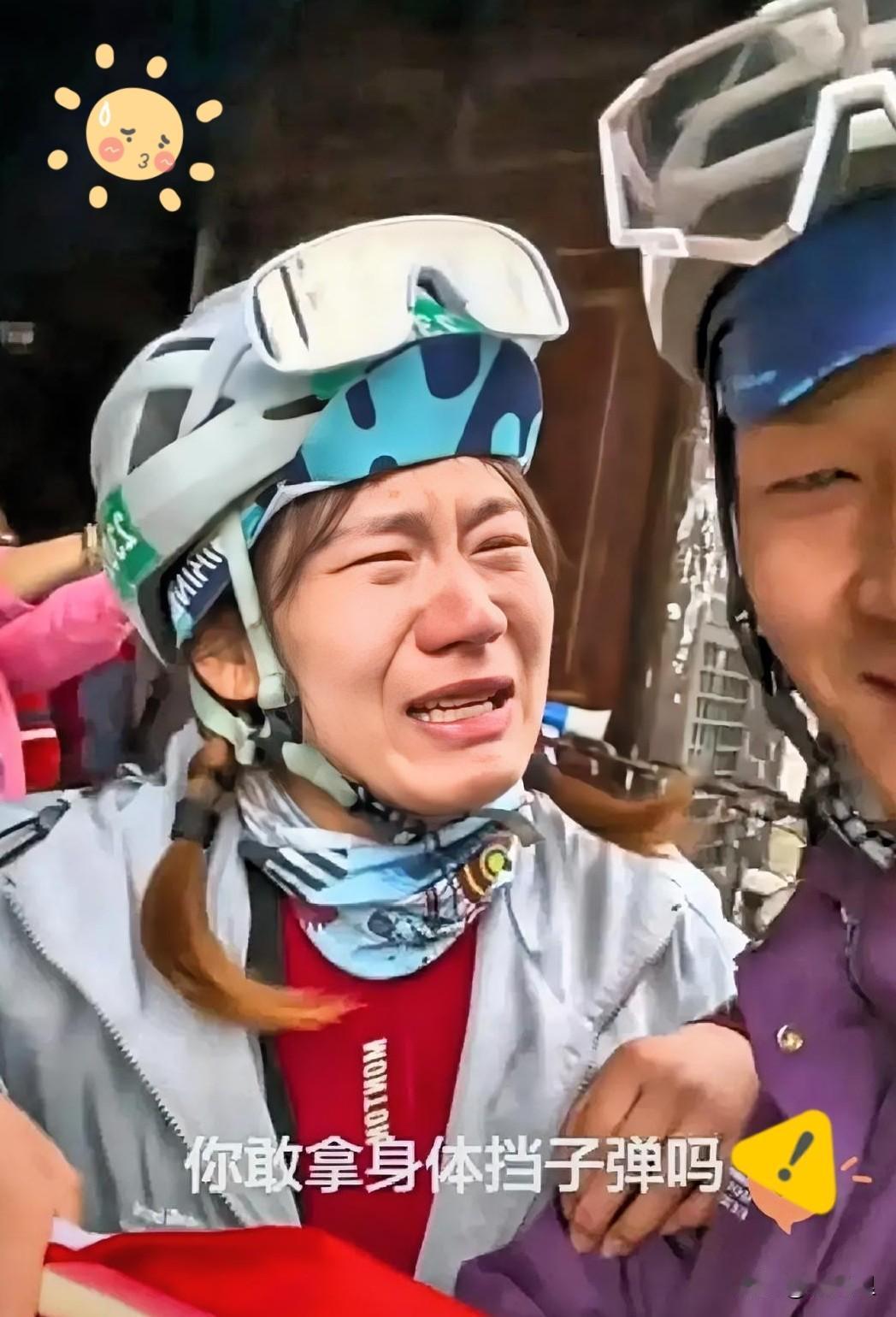 5月7号，四川甘孜的泸定桥上，有个女游客走着走着突然崩溃大哭。

她扭头问身边的